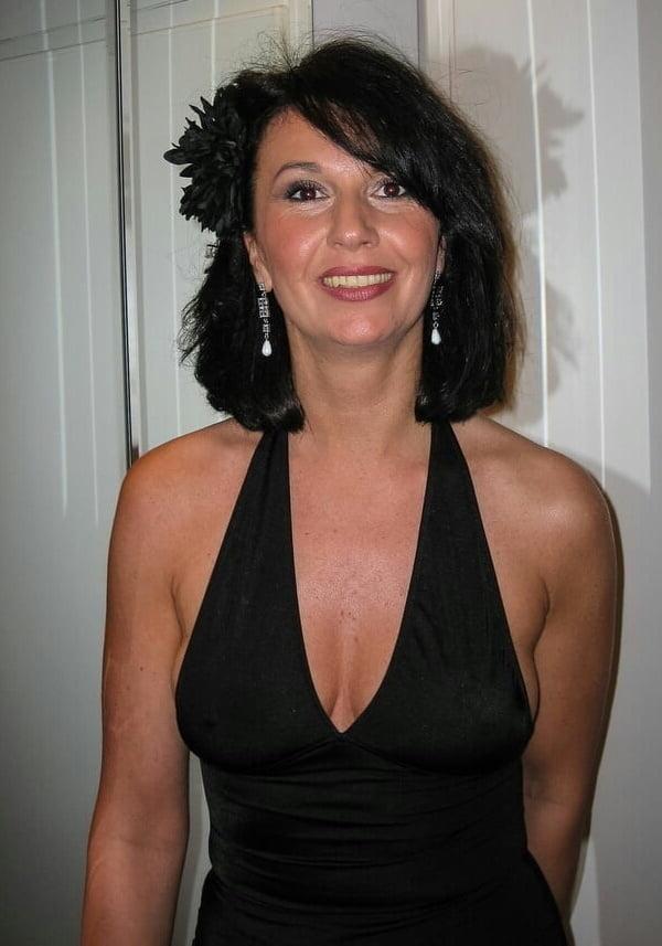 19P Mature ladies braless cleavage pokies 193