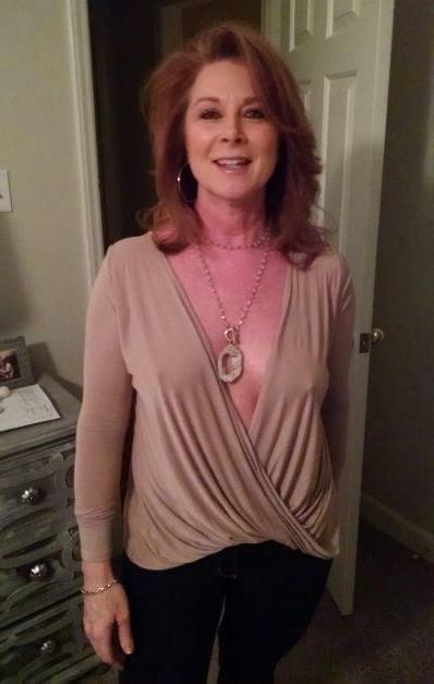 19P Mature ladies braless cleavage pokies 193