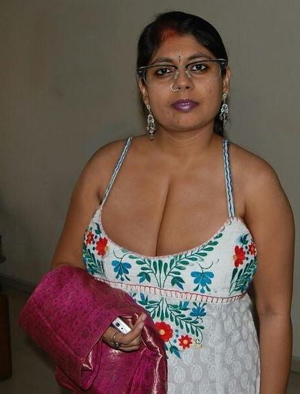 19P Mature ladies braless cleavage pokies 193
