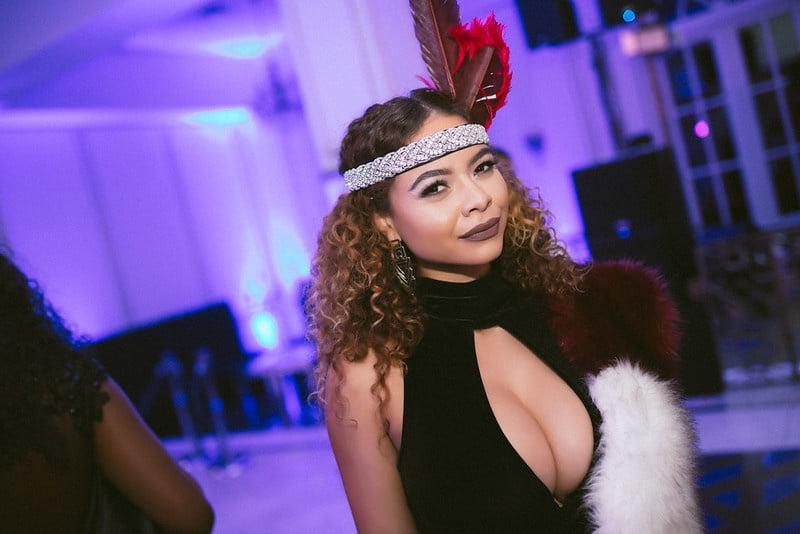 25P Sexy Cleavage