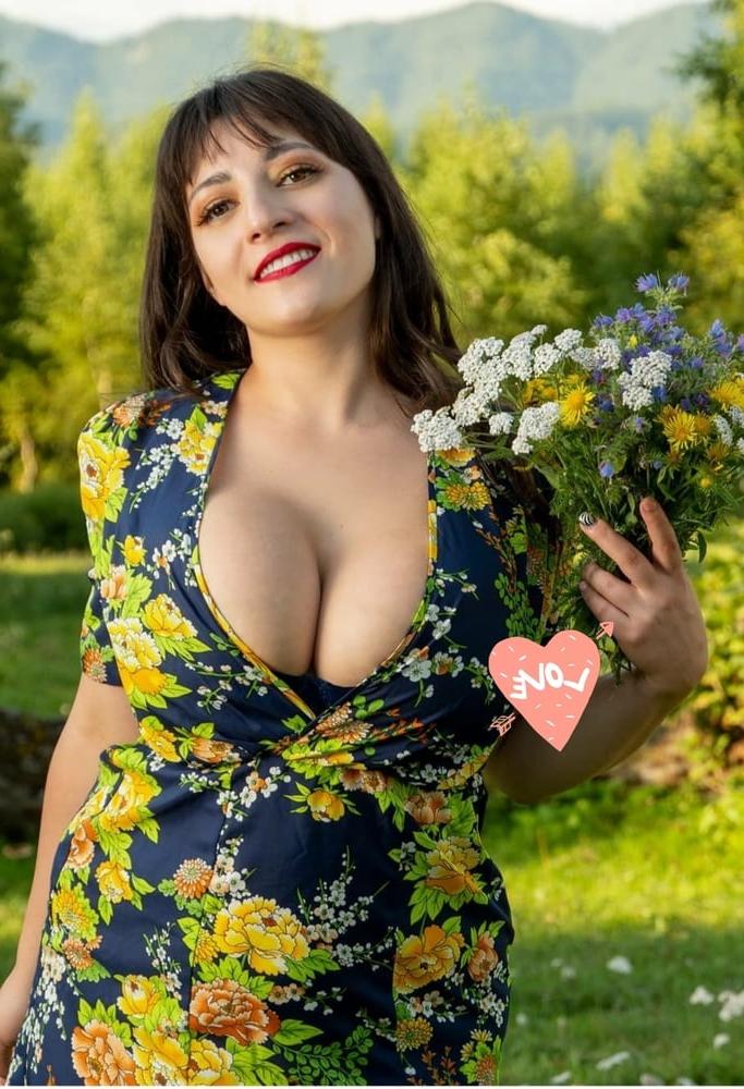 25P Sexy Cleavage