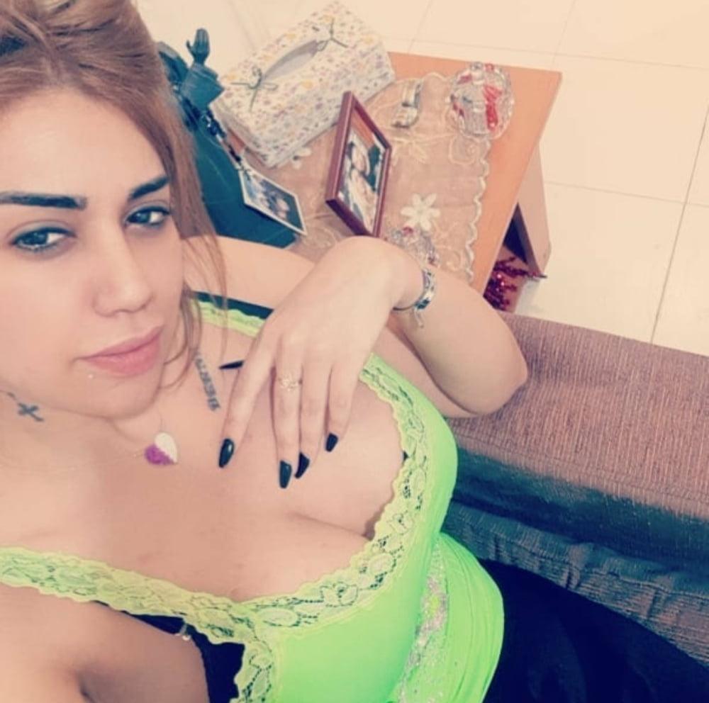 25P Sexy Cleavage