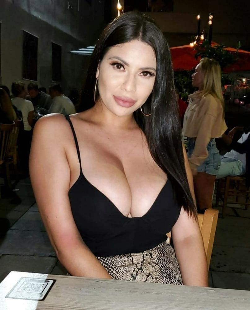 25P Sexy Cleavage