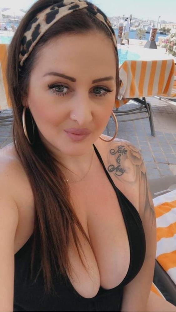 25P Sexy Cleavage