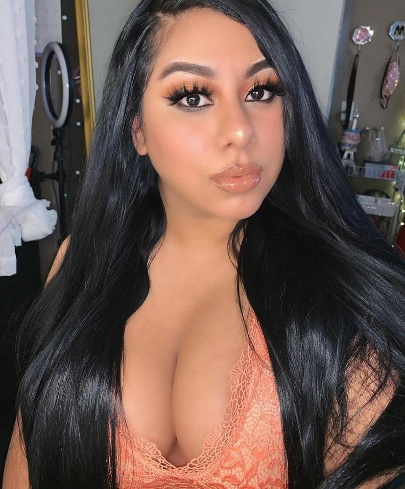 25P Sexy Cleavage