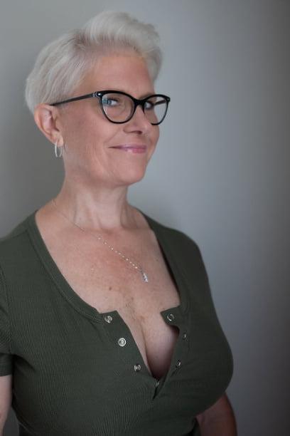 20P Mature ladies braless cleavage pokies 196