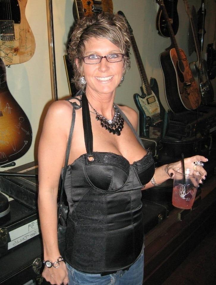 20P Mature ladies braless cleavage pokies 196