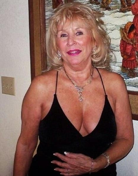 20P Mature ladies braless cleavage pokies 196
