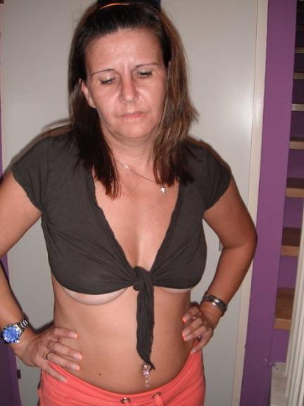 20P Mature ladies braless cleavage pokies 196