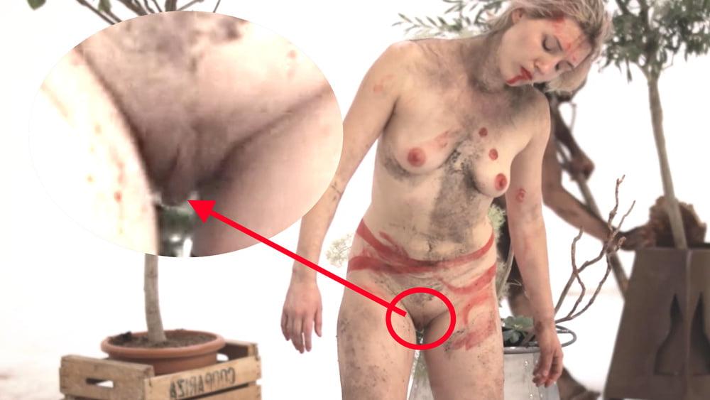 6P Cecilia Gala's inner labia are sticking out