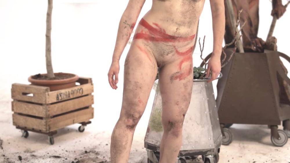 6P Cecilia Gala's inner labia are sticking out