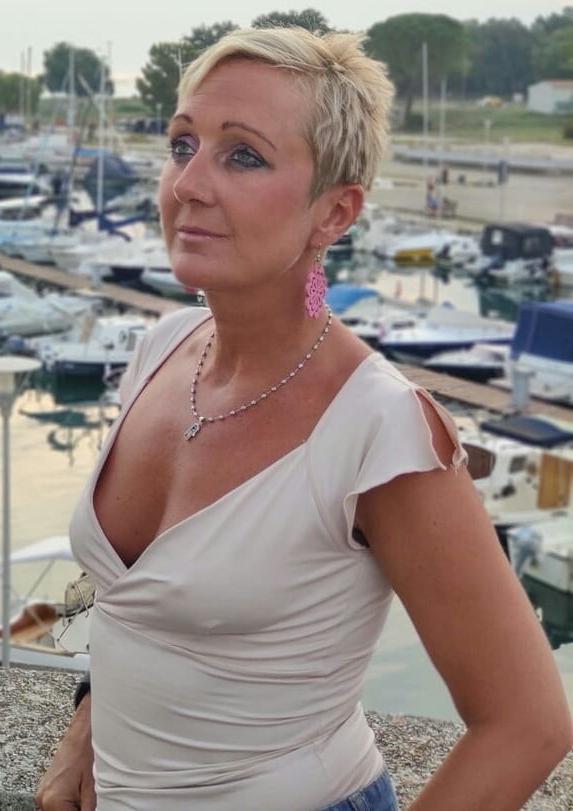 19P Mature ladies braless cleavage pokies 194