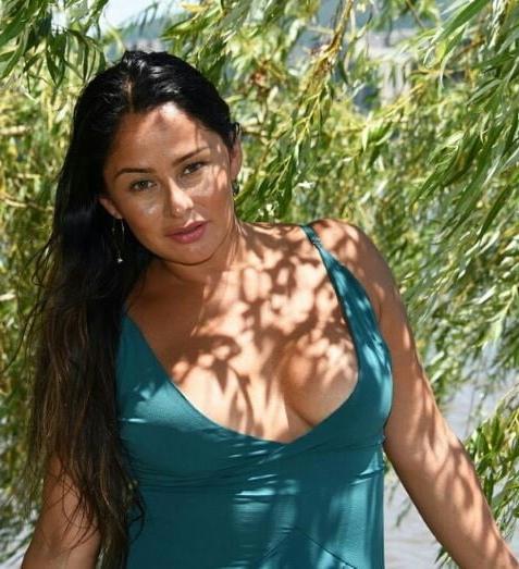 19P Mature ladies braless cleavage pokies 194