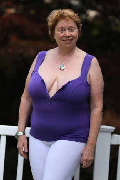 19P Mature ladies braless cleavage pokies 194