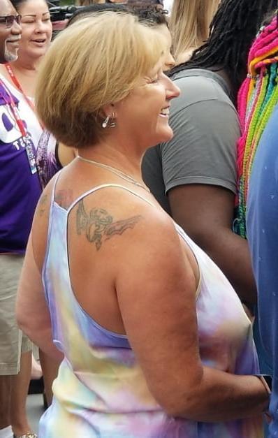 19P Mature ladies braless cleavage pokies 194