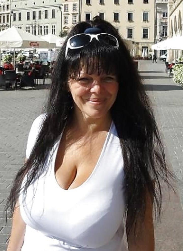 19P Mature ladies braless cleavage pokies 194