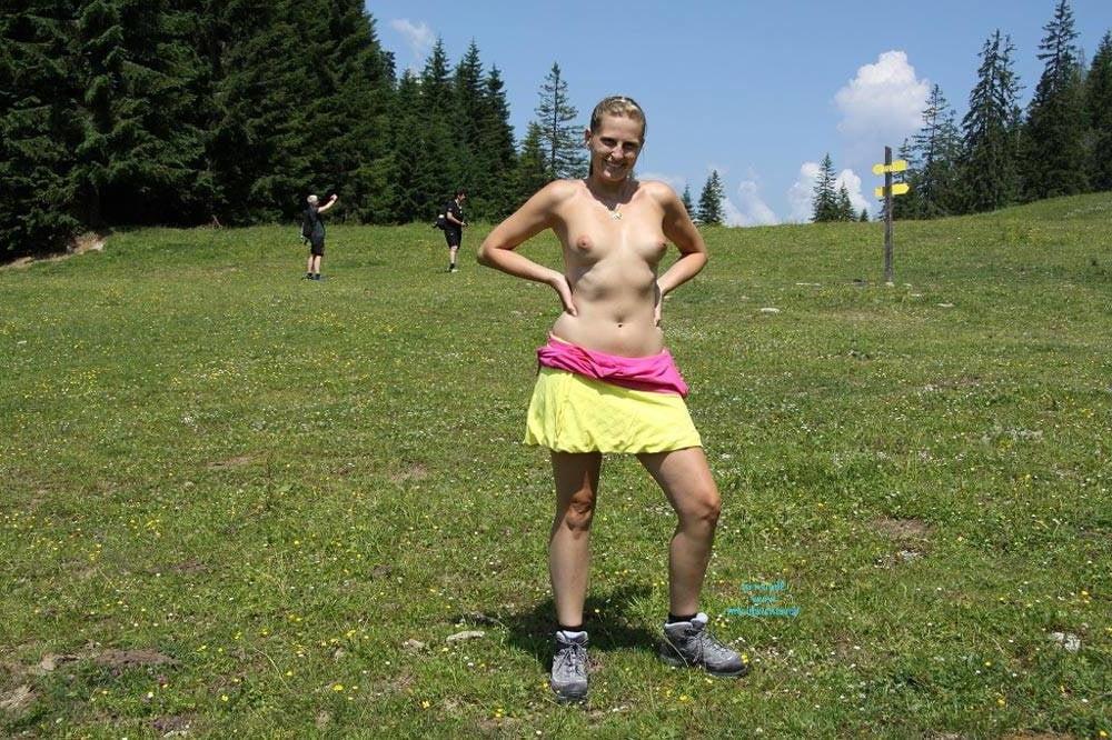 25P nude in public 2