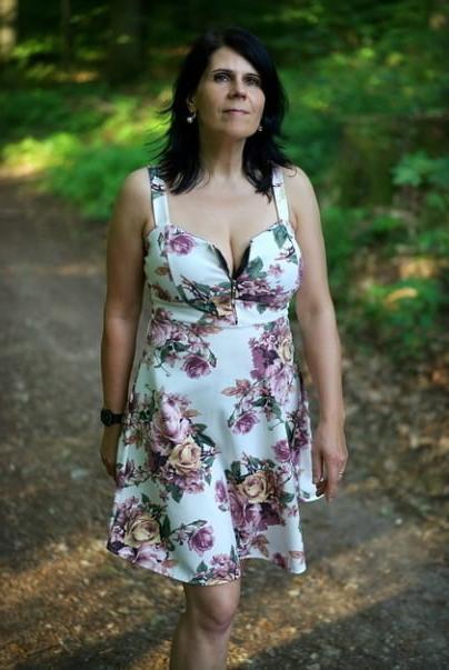 20P Mature ladies braless cleavage ponies 192