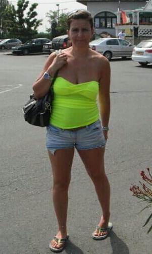 20P Mature ladies braless cleavage ponies 192