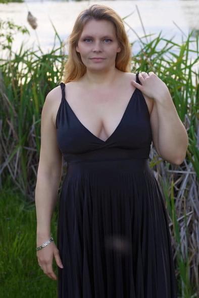 20P Mature ladies braless cleavage ponies 192