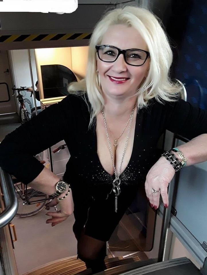 25P Sexy cleavage polish slutwife Anna exposed