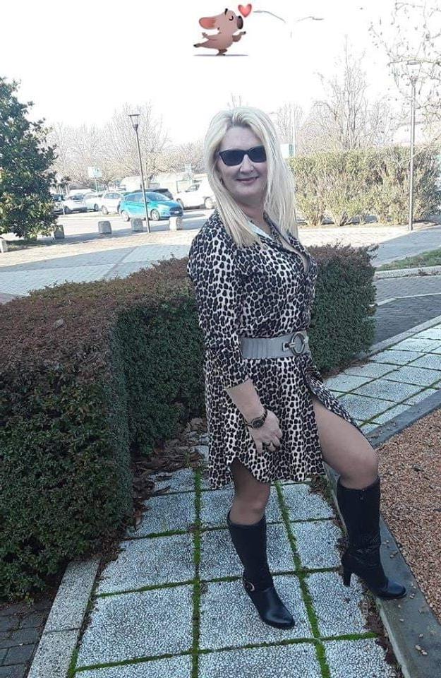 25P Sexy cleavage polish slutwife Anna exposed