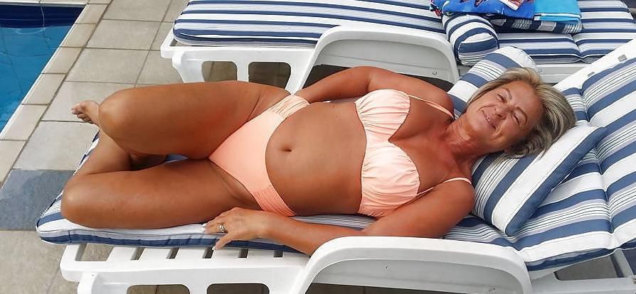 25P Sexy grandma in bikini 1
