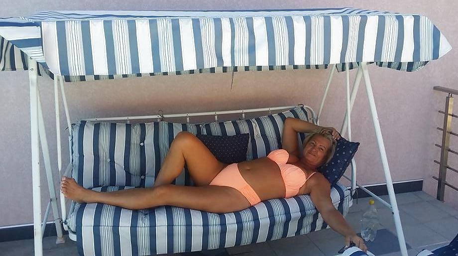 25P Sexy grandma in bikini 1