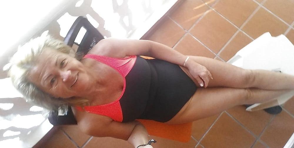 25P Sexy grandma in bikini 1