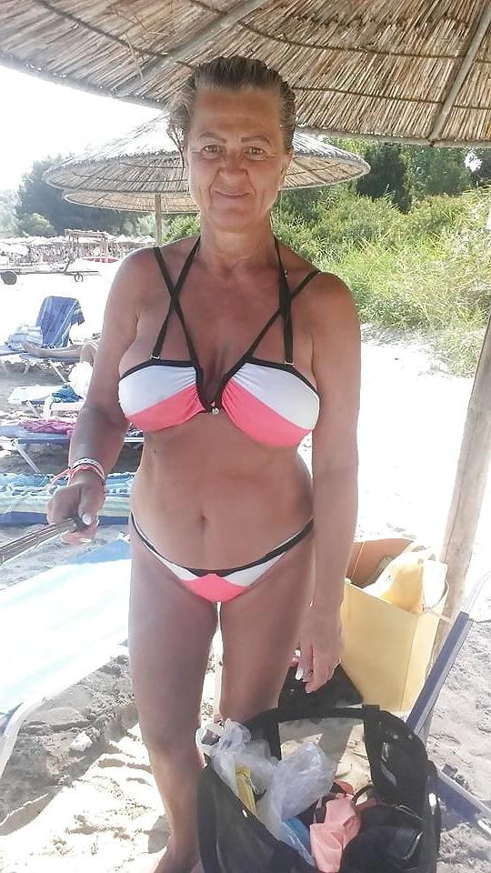 25P Sexy grandma in bikini 1