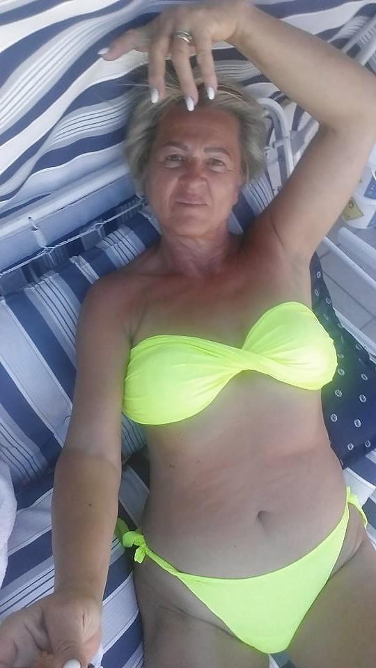 25P Sexy grandma in bikini 1