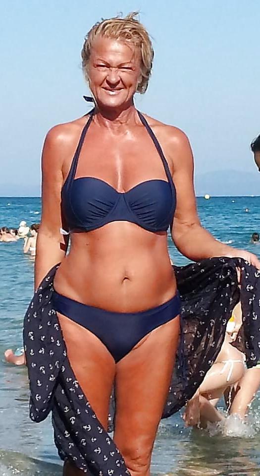 25P Sexy grandma in bikini 1