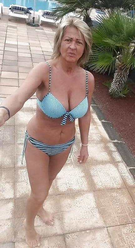 25P Sexy grandma in bikini 1