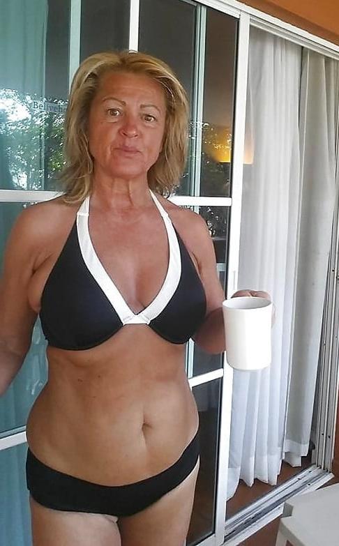 25P Sexy grandma in bikini 1