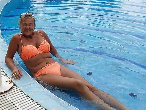 25P Sexy grandma in bikini 1