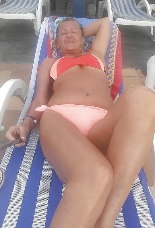 25P Sexy grandma in bikini 1