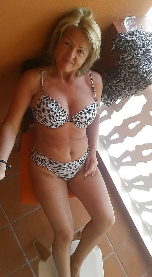 25P Sexy grandma in bikini 1