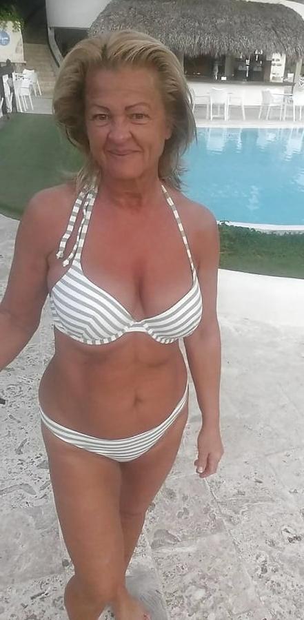 25P Sexy grandma in bikini 1