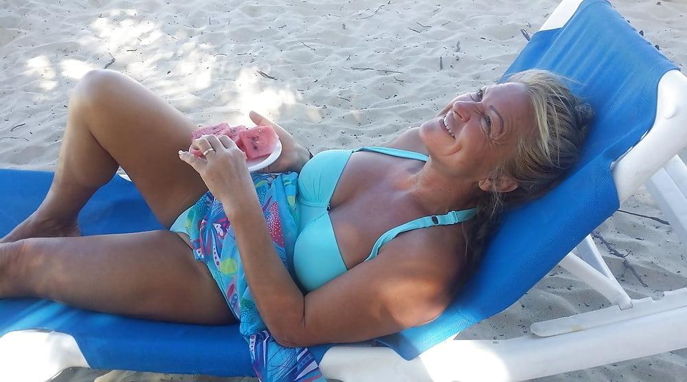 25P Sexy grandma in bikini 1