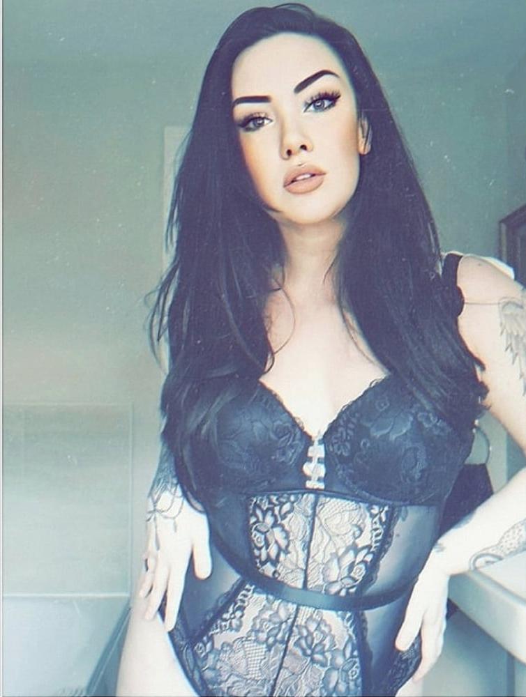 20P Gorgeous Goth Girl