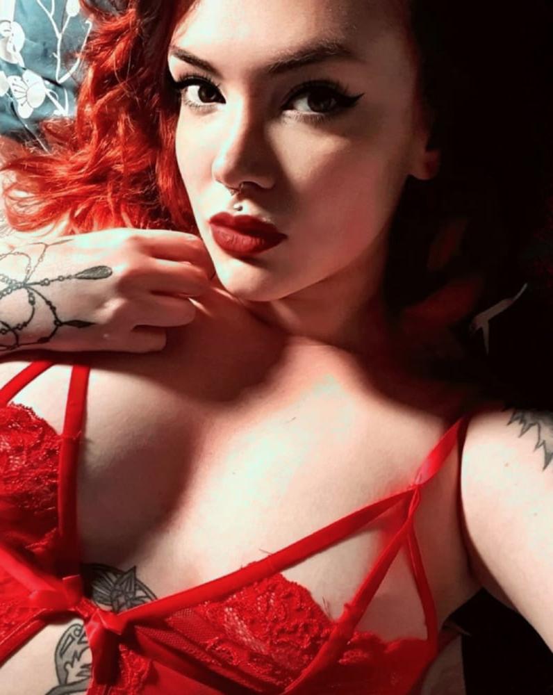 20P Gorgeous Goth Girl