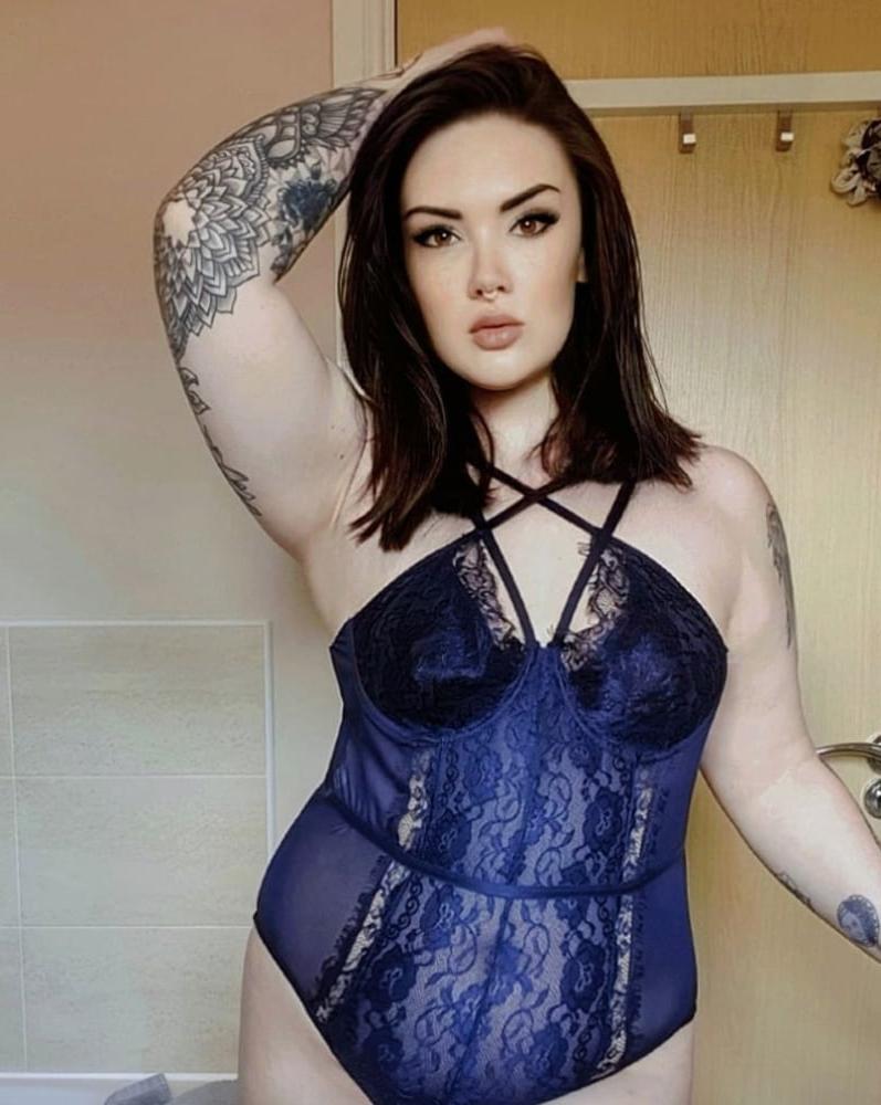 20P Gorgeous Goth Girl