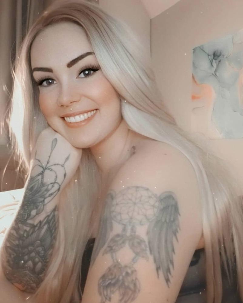 20P Gorgeous Goth Girl