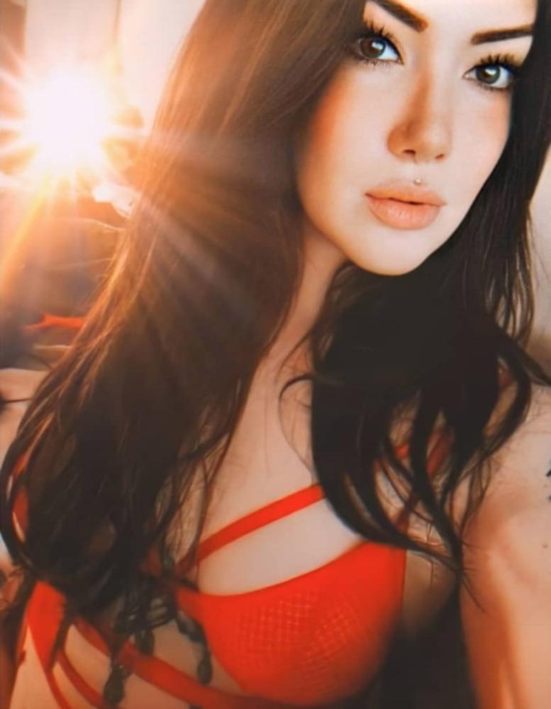 20P Gorgeous Goth Girl