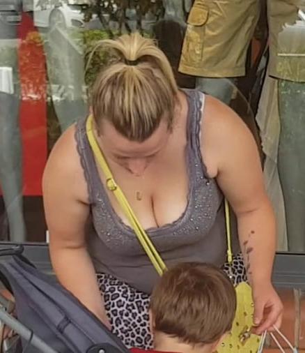 19P hot mom with very hot tits show a big cleavage in public