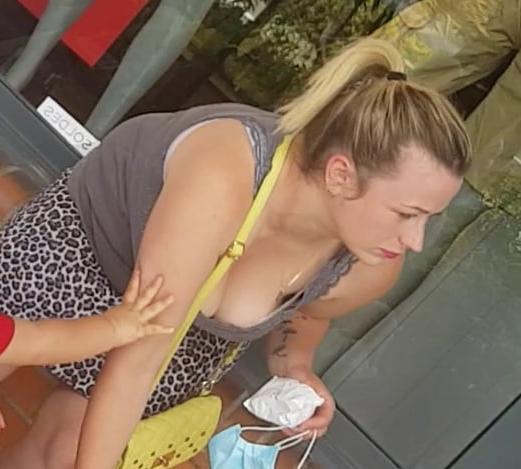 19P hot mom with very hot tits show a big cleavage in public