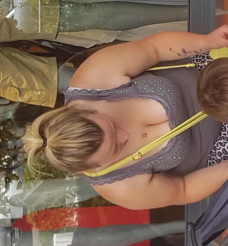19P hot mom with very hot tits show a big cleavage in public