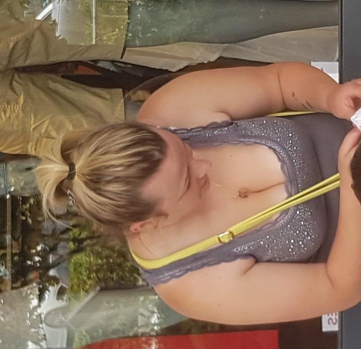 19P hot mom with very hot tits show a big cleavage in public