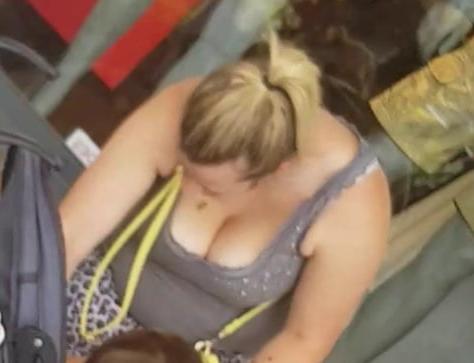 19P hot mom with very hot tits show a big cleavage in public