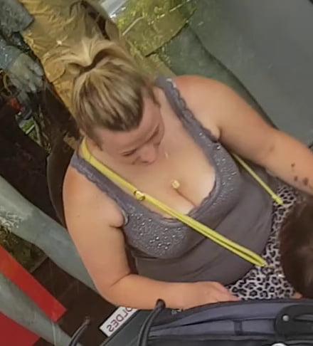 19P hot mom with very hot tits show a big cleavage in public